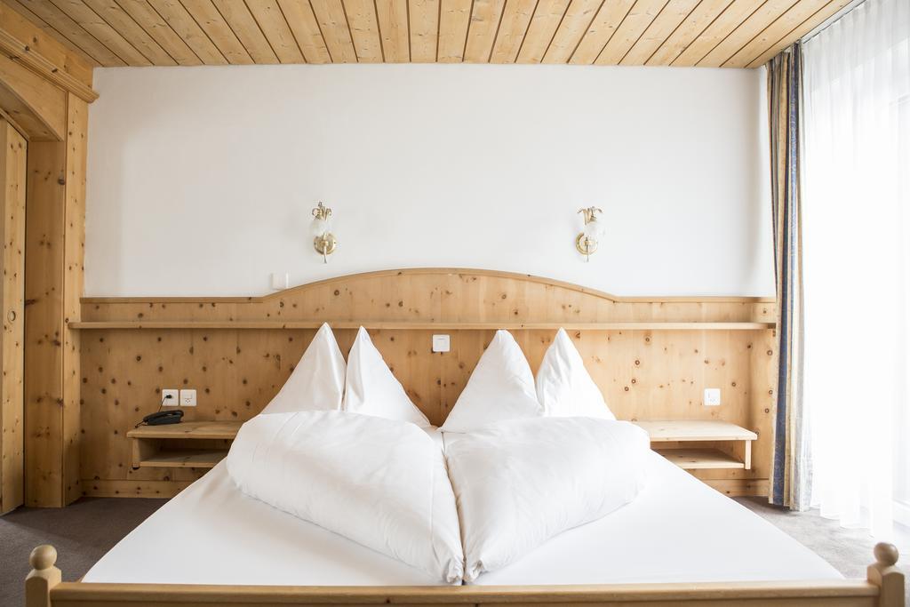 Hotel Filli Scuol Exterior photo